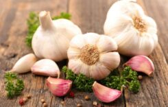 5 Benefits To Eating 1 Raw Garlic Clove Every Day