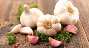 5 Benefits To Eating 1 Raw Garlic Clove Every Day