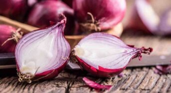 Raw Onions’ Health Benefits include Lowering Blood Sugar, Protecting the Heart, and Preventing Cancer